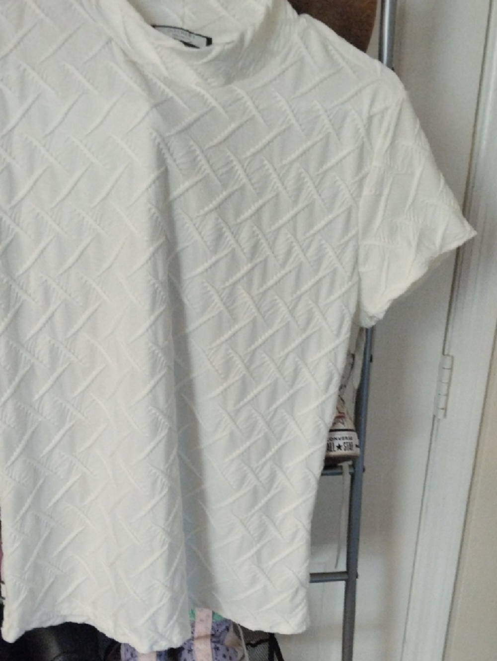Discreet White Short-Sleeve Textured Tee